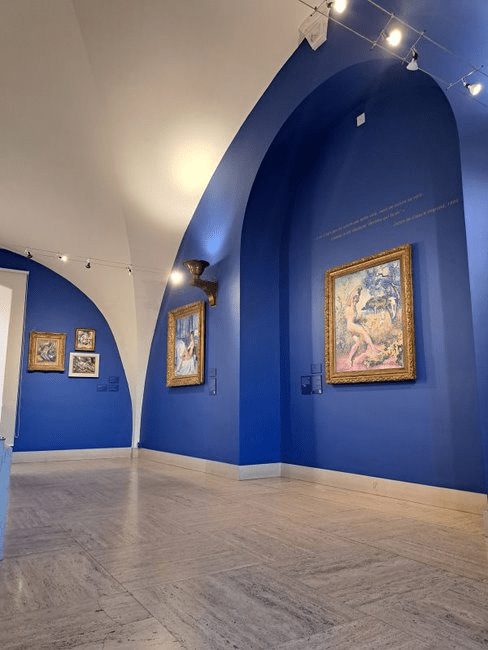 Stilla och svalt museum i Saint-Tropez hetta