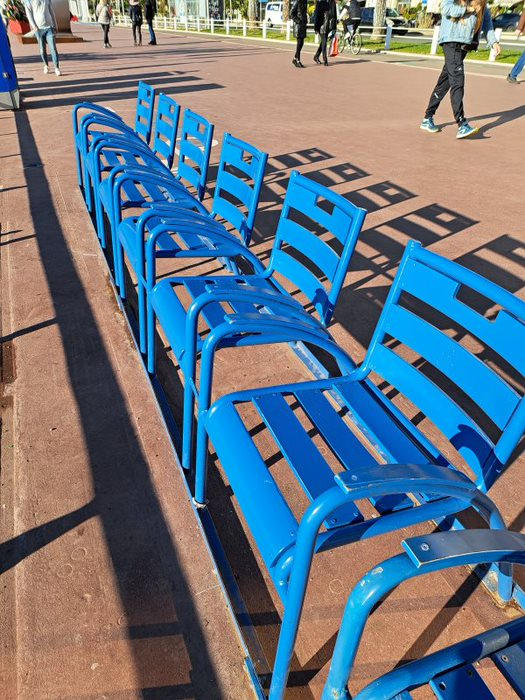 Nice- där de blå stolarna är symbolen