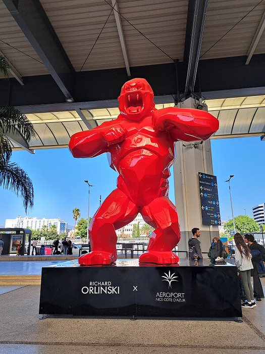 Omdiskuterade Orlinski-statyer fortfarande kvar