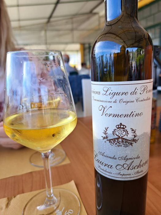 Även hos den lokala oansenliga tavernan