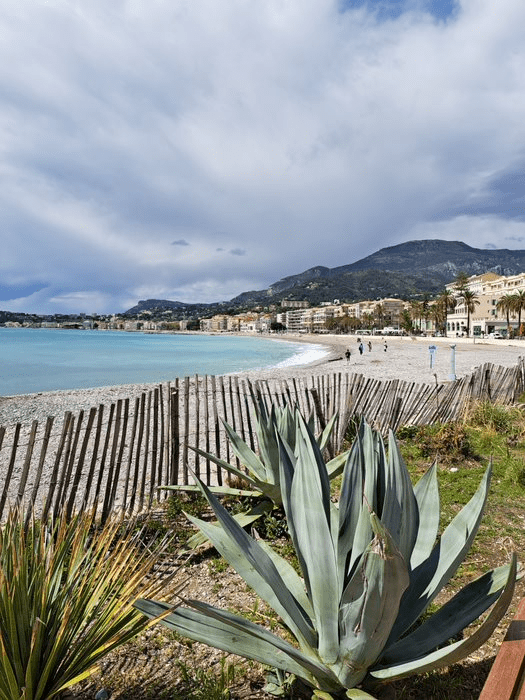En strand för varje smak och behov utmed Rivieran